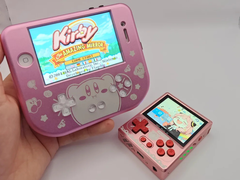 O iPhone 4S modificado (à esquerda) ao lado de um GKD Pixel 2 (à direita). (Fonte da imagem: u/Retr0ddicted via r/SBCGaming)