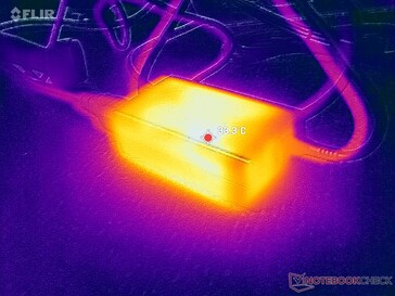 O adaptador CA atinge mais de 33 °C ao operar cargas exigentes