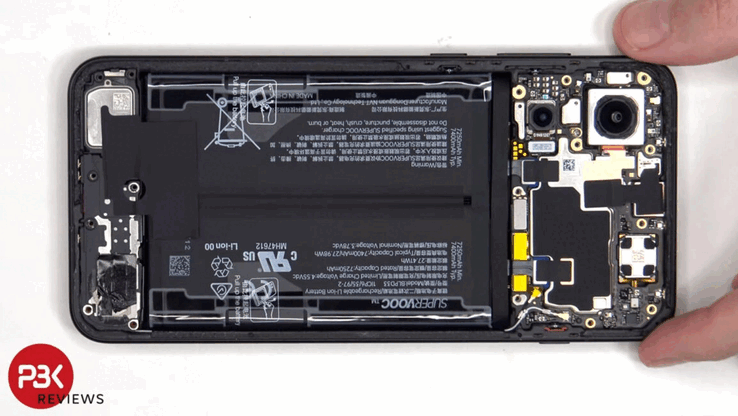 Desmontagem do OnePlus 15R. (Fonte da imagem: PBKreviews)