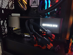 O RTX 4090 FE em um estojo iCUE 4000X Corsair