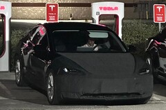 Um Tesla Model 3 Highland mascarado foi visto carregando com um design de roda angular exclusivo. (Fonte da imagem: Reddit)