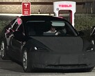 Um Tesla Model 3 Highland mascarado foi visto carregando com um design de roda angular exclusivo. (Fonte da imagem: Reddit)