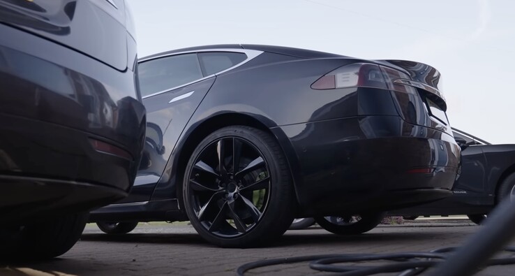 Com exceção dos danos estéticos no exterior, o carro tem se mantido extremamente bem sem precisar de uma única manutenção. (Fonte: AutoTrader UK)