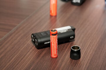 A porta USB-C ocupa muito espaço na célula 10440.