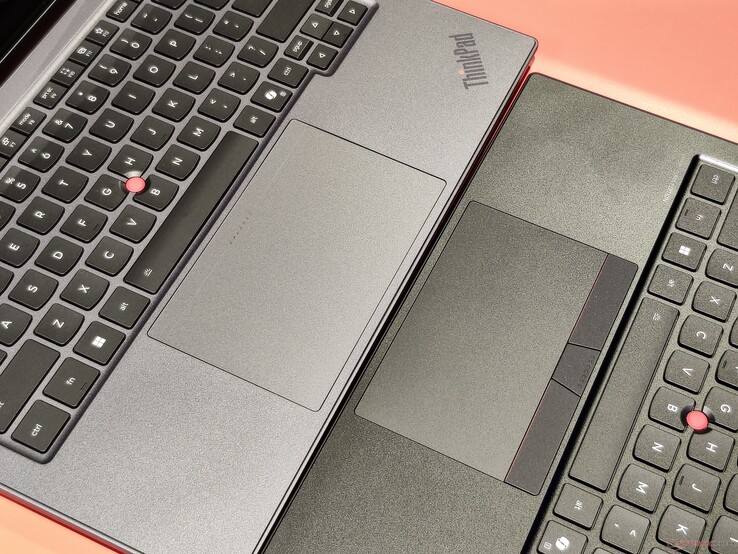 Novo touchpad háptico, mostrado aqui no X1 2 em 1 Gen 11, em comparação com a opção mecânica no X1 Carbon Gen 14 (fonte da imagem: Benjamin Herzig)