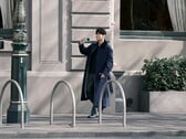 Uma foto que circula na internet mostra um homem parecido com Jay Chou segurando um celular da vivo ainda não lançado, provavelmente o X500 Pro Max