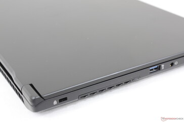 O chassi é ligeiramente mais espesso que os laptops ultra-finos concorrentes, mas com uma pegada menor
