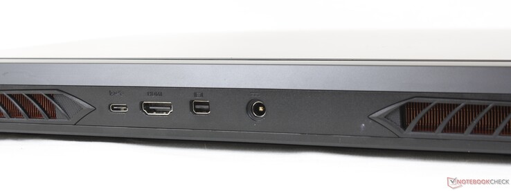 Atrás: USB-C 3.2 Gen. 2 c/ DisplayPort 1.4, HDMI 2.0, Mini DisplayPort 1.4, adaptador AC
