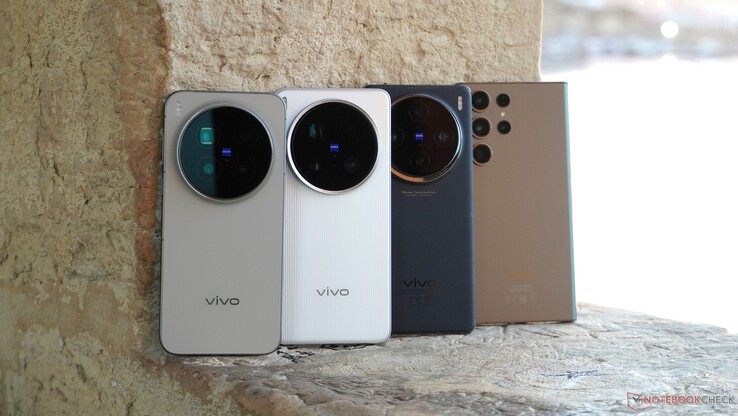 Os quatro candidatos de teste em minha mala de viagem para Chipre e Malta: três carros-chefe da Vivo e um carro-chefe da Samsung com três anos de idade.