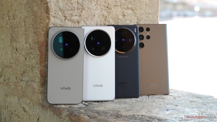 Os quatro candidatos de teste em minha mala de viagem para Chipre e Malta: três carros-chefe da Vivo e um carro-chefe da Samsung com três anos de idade.