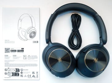 O conteúdo da embalagem inclui os fones de ouvido Focus A6, cabo de áudio/carregamento USB-C e manual do usuário. (Fonte da imagem: Notebookcheck)