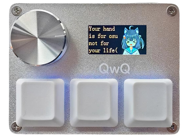 Vista frontal do SayoDevice O3C com três teclas brancas e um botão de metal escovado