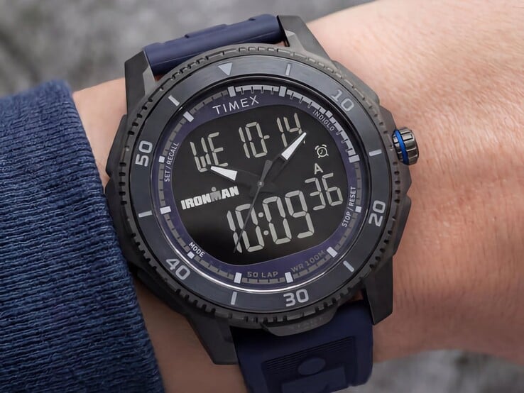 Relógio Timex Ironman Adrenaline ana-digi na cor preta, com pulseira azul escura e detalhes azuis na coroa, exibido no pulso.
