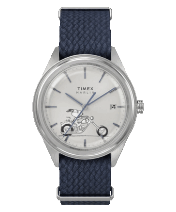 Vista frontal do relógio Peanuts x Timex Marlin Jet Automatic Easy Rider, com mostrador branco-prateado apresentando o Snoopy pilotando uma motocicleta, marcadores de hora e ponteiros azuis, um cristal Hesalite abaulado,