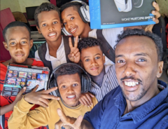 Mohammed (à direita) em seu cibercafé, 