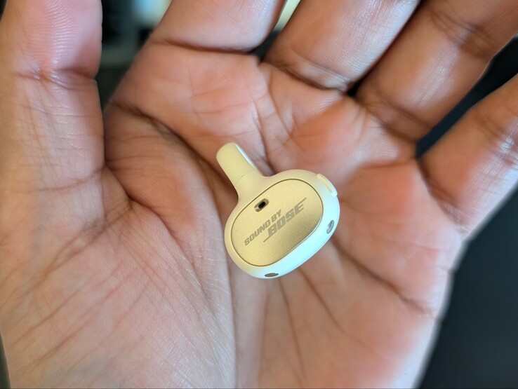 Close up mostrando o lado que fica fora da orelha