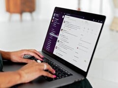 Mãos digitando em um laptop com um aplicativo de chat aberto