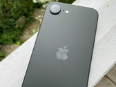 O Apple iPhone 16e. (Fonte da imagem: Notebookcheck/Manuel Masiero)