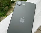 O Apple iPhone 16e. (Fonte da imagem: Notebookcheck/Manuel Masiero)