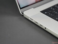 Apple's new MagSafe charging is not without its issues on the MacBook Pro 16. (Fonte de imagem: NotebookCheck)