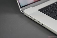 Apple&#039;s new MagSafe charging is not without its issues on the MacBook Pro 16. (Fonte de imagem: NotebookCheck)