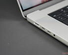 Apple's new MagSafe charging is not without its issues on the MacBook Pro 16. (Fonte de imagem: NotebookCheck)