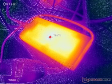 O adaptador CA atinge mais de 47 °C ao operar cargas exigentes