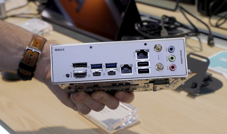 O BD395i Max inclui Ethernet de 10 Gbps e duas portas USB4. (Fonte da imagem: PCWorld)
