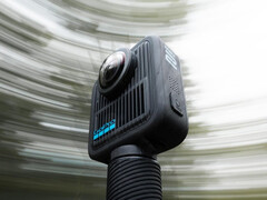 A GoPro Max 2 em cima de um acessório de tripé oficial. (Fonte da imagem: via Igor Bogdanov)