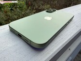 Close-up do iPhone 17 verde mostrando a porta de carregamento USB-C e o módulo da câmera (Fonte da imagem: Notebookcheck)
