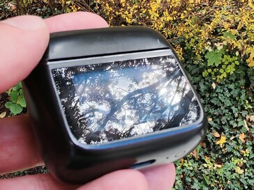 O estojo de carregamento tende a ser um pouco reflexivo em determinadas condições de iluminação (Fonte da imagem: Notebookcheck)