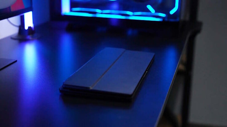 Esse dispositivo pode ser fechado e aberto como um laptop comum em forma de concha