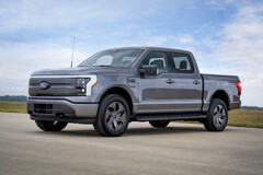 A F-150 da Ford Lightning está recebendo algumas atualizações significativas sob o capô para 2024. (Fonte da imagem: Ford)