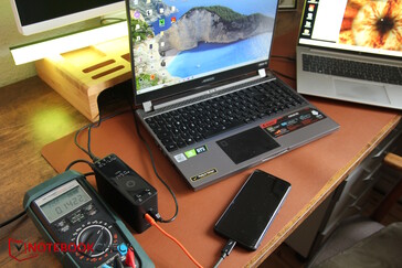 2 laptops, telefone celular, luzes de LED