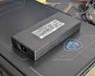 O laptop da MSI pode consumir até 250 W durante jogos, embora o próprio adaptador de corrente alternada tenha capacidade nominal de apenas 240 W