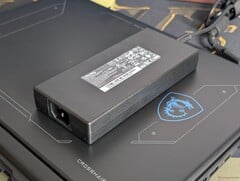 O laptop da MSI pode consumir até 250 W durante jogos, embora o próprio adaptador de corrente alternada tenha capacidade nominal de apenas 240 W