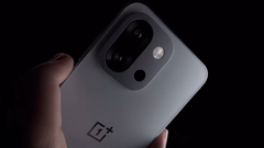 O OnePlus 13T, um telefone compacto carro-chefe lançado no início deste ano. (Fonte da imagem: OnePlus)