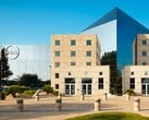 O exterior de uma instalação da Dell Technologies com o logotipo da empresa.