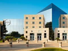 O exterior de uma instalação da Dell Technologies com o logotipo da empresa.