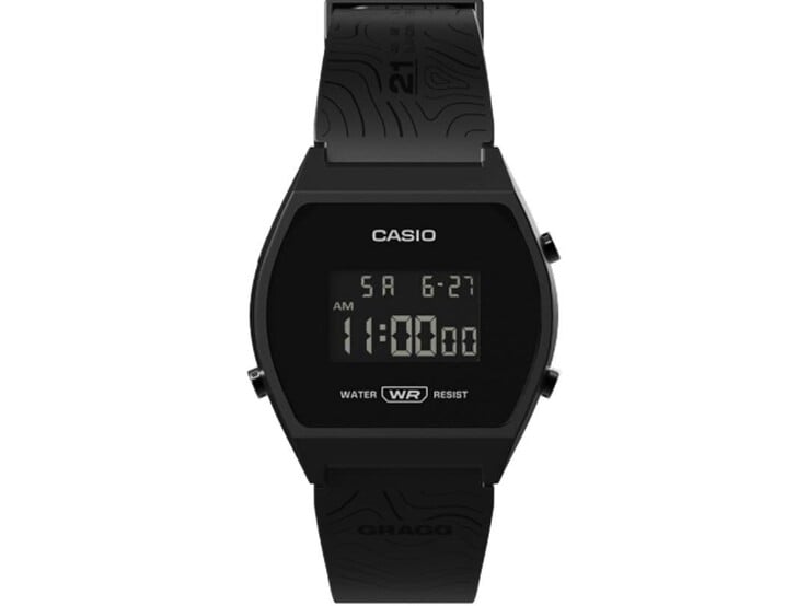 Vista frontal do relógio digital Casio x GRAGG LW-204GRAGG-1BDF, com caixa de resina preta e pulseira estampada.
