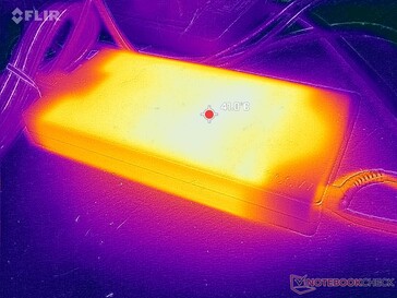 O adaptador CA atinge mais de 41 °C ao executar cargas exigentes, como jogos, por longos períodos