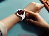 O Huawei Watch 6 Pro está disponível com uma caixa opcional de cerâmica branca.