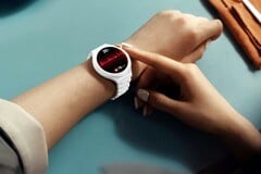 O Huawei Watch 6 Pro está disponível com uma caixa opcional de cerâmica branca.