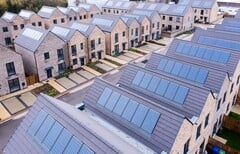 Novas construções com instalação solar no telhado no Reino Unido (Fonte da imagem: SNRG)
