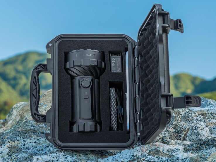 A Olight Marauder 3 vem com um estojo para guardar a lanterna e os acessórios.