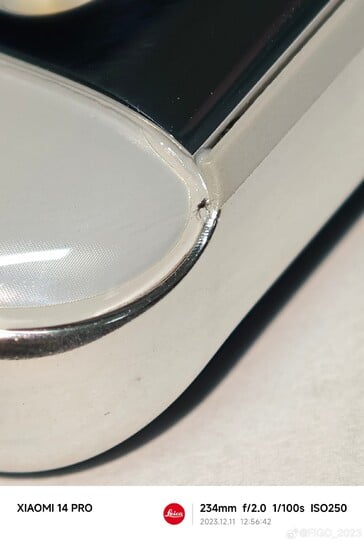 Bug no interior do chassi do OnePlus 12 (imagem via Weibo)