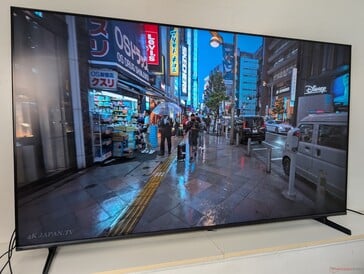 O reflexo é ligeiro, mas ainda assim percetível, dependendo da iluminação ambiente. Aqui, é possível ver um reflexo branco ao longo da margem esquerda