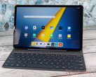 O Poco Pad M1 está disponível com 256 GB de armazenamento. Na foto: o tablet com seu acessório de teclado. (Fonte da imagem: Notebookcheck)
