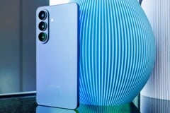 O iPhone 17 da Apple e o Galaxy S26, que aparece na foto, estão entre os beneficiários da tendência dos smartphones premium