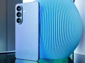 O iPhone 17 da Apple e o Galaxy S26, que aparece na foto, estão entre os beneficiários da tendência dos smartphones premium